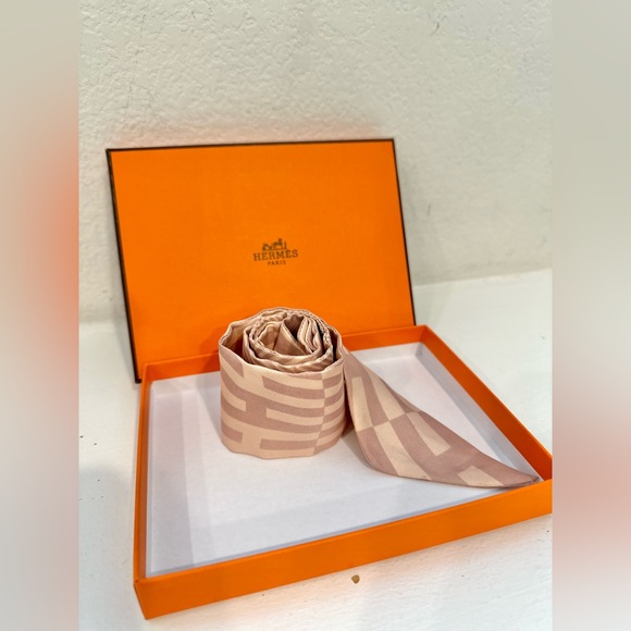 ❤️SOLD❤️ Auth HERMES Pink “H” Monogram Pink Twilly Silk Ribbon 34” x 2” - Picture 5 of 16